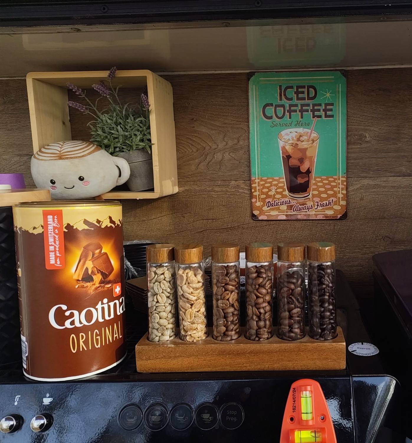 Bohnen-Röstgrade, Zutaten und Iced-Coffee-Schild im Wagen