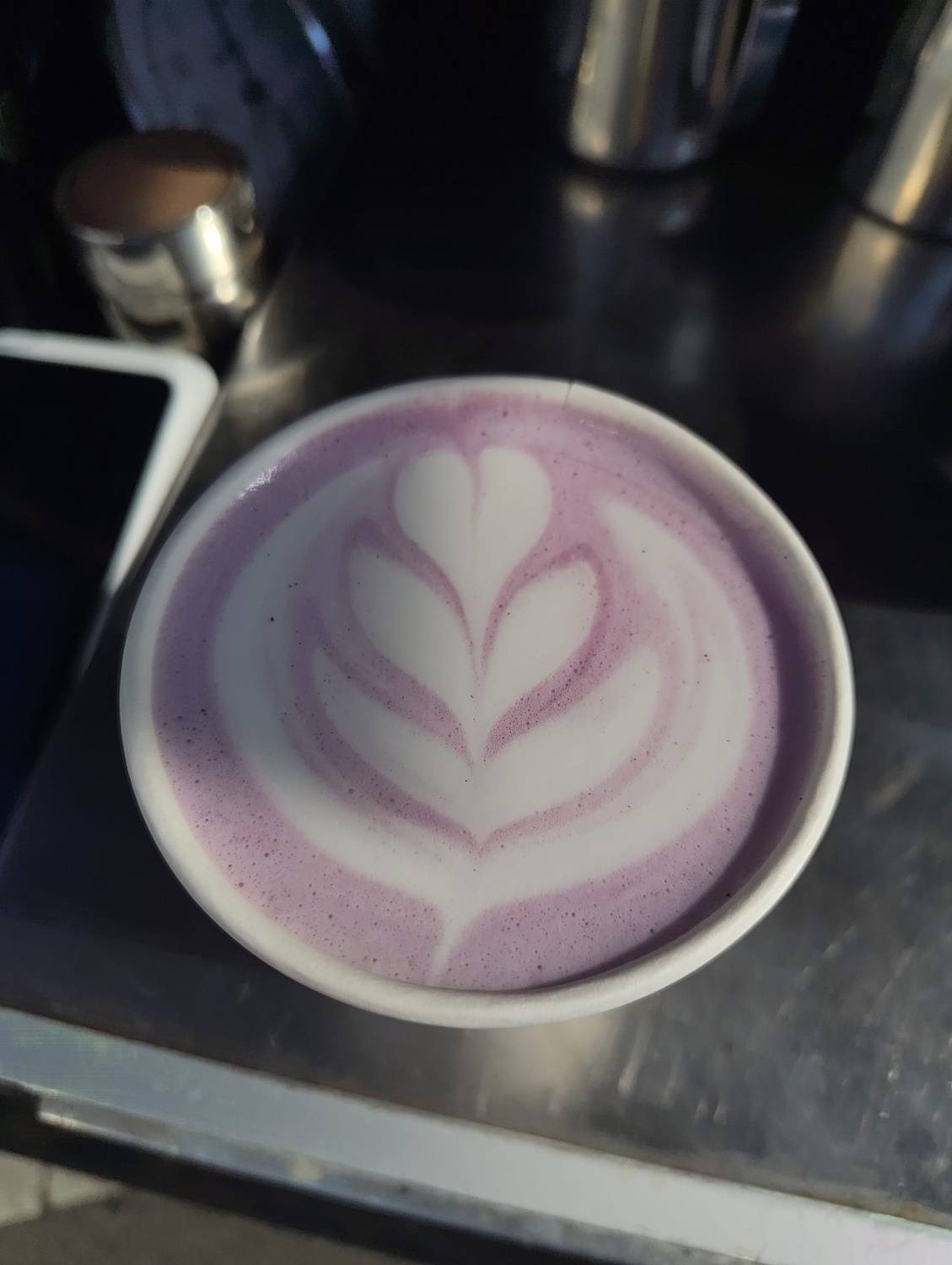 Veilchenfarbenes Latte-Art aus dem Purple Lab