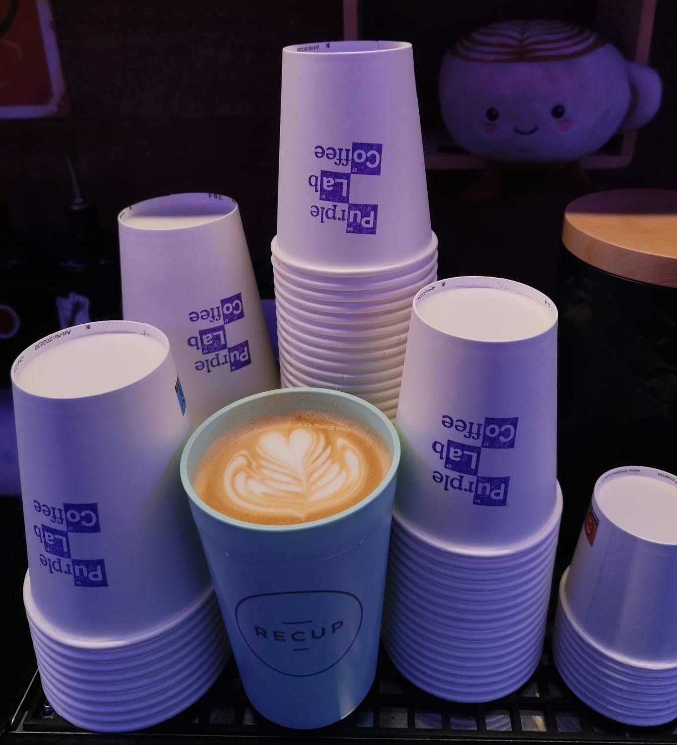 Latte Art im Purple Lab Coffee Becher