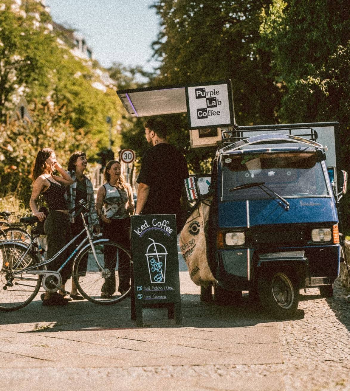 Mobile Kaffeebar mit Gästen