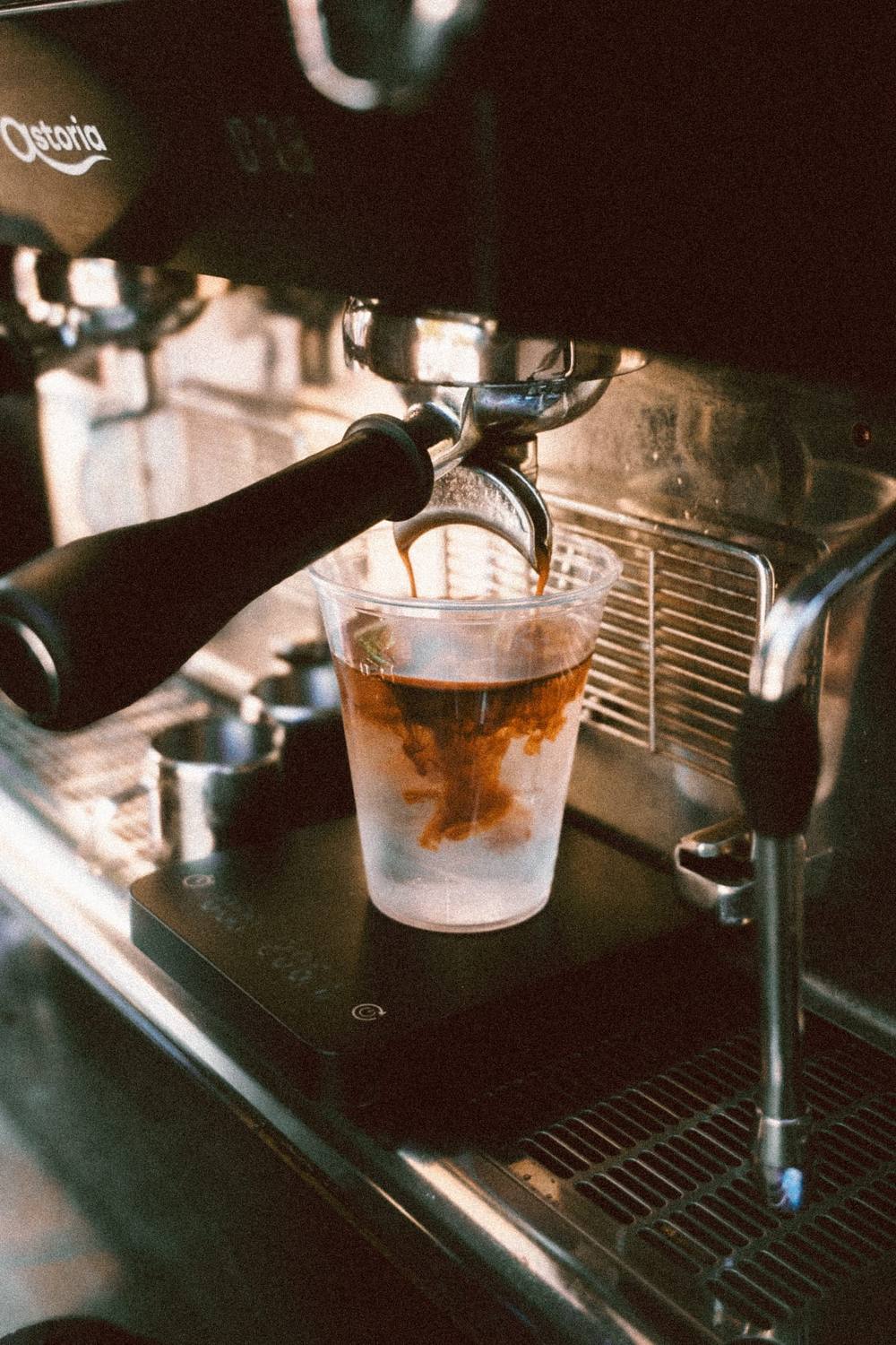 Frischer Espresso-Bezug aus der Siebträgermaschine
